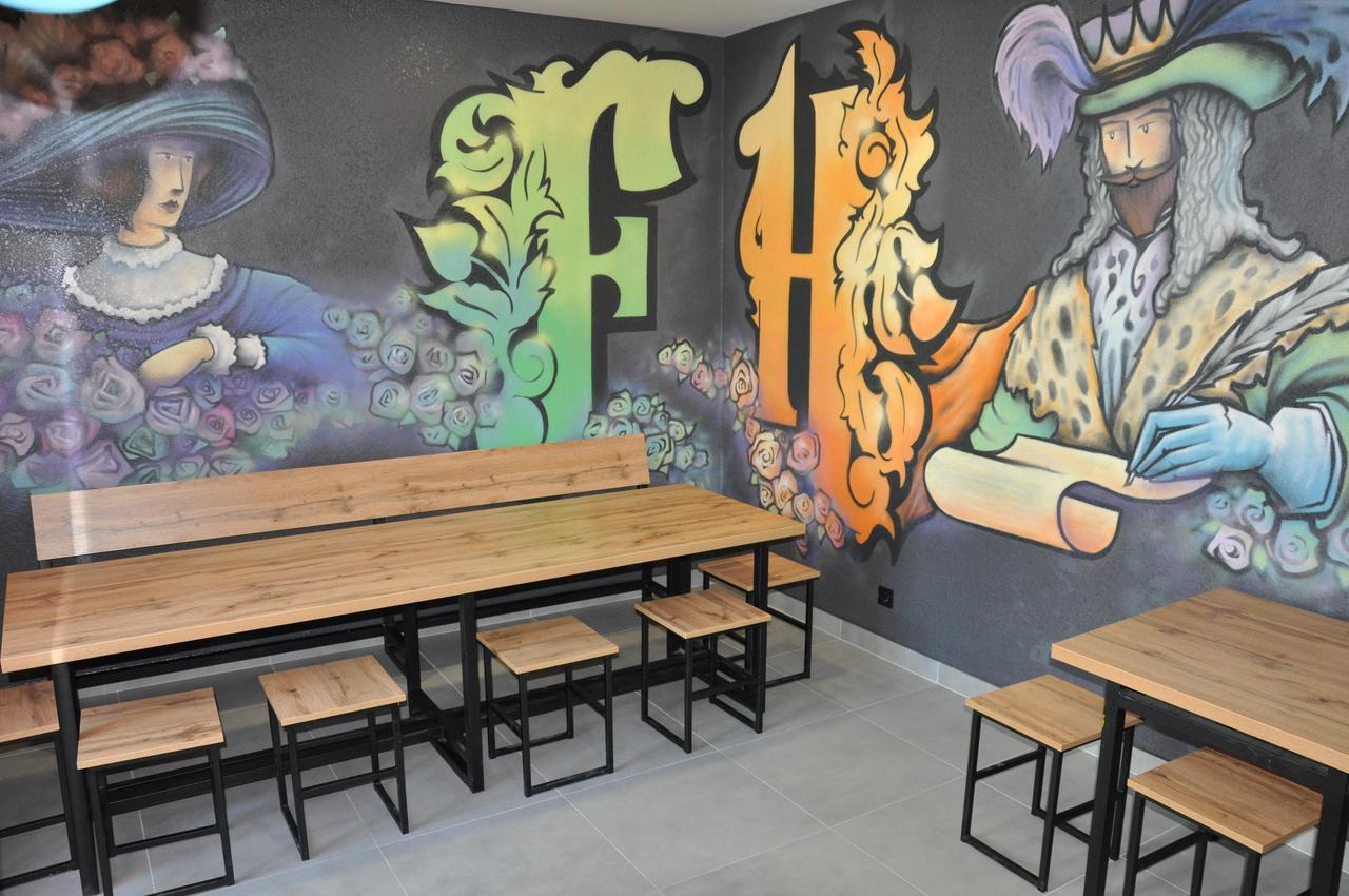 Full House Capsule Hostel Rivne Ngoại thất bức ảnh The interior of the restaurant