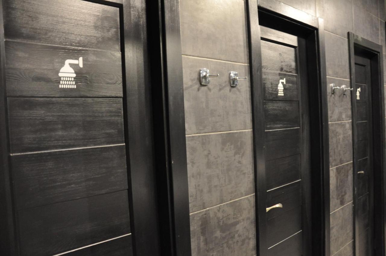 Full House Capsule Hostel Rivne Ngoại thất bức ảnh A shower room in a gym