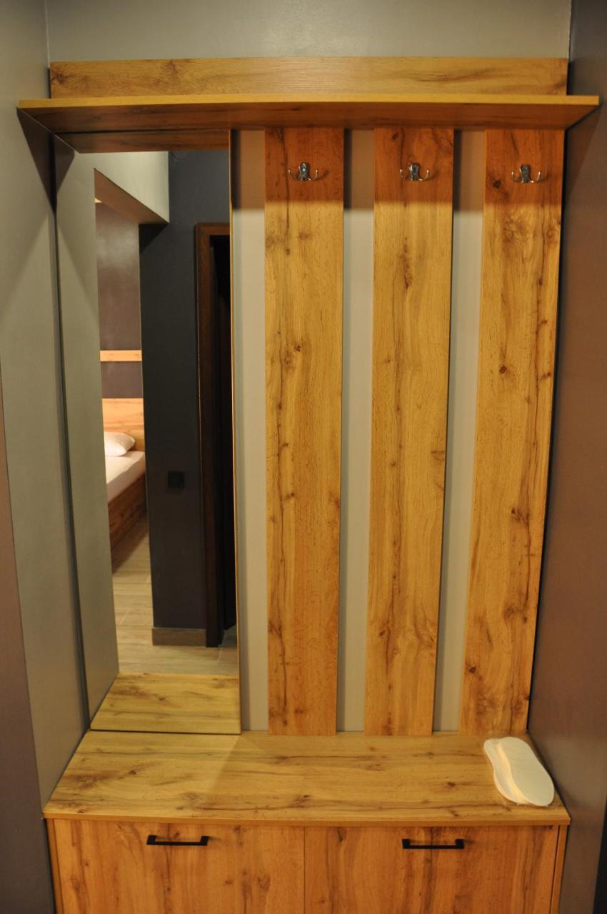 Full House Capsule Hostel Rivne Ngoại thất bức ảnh A room divider