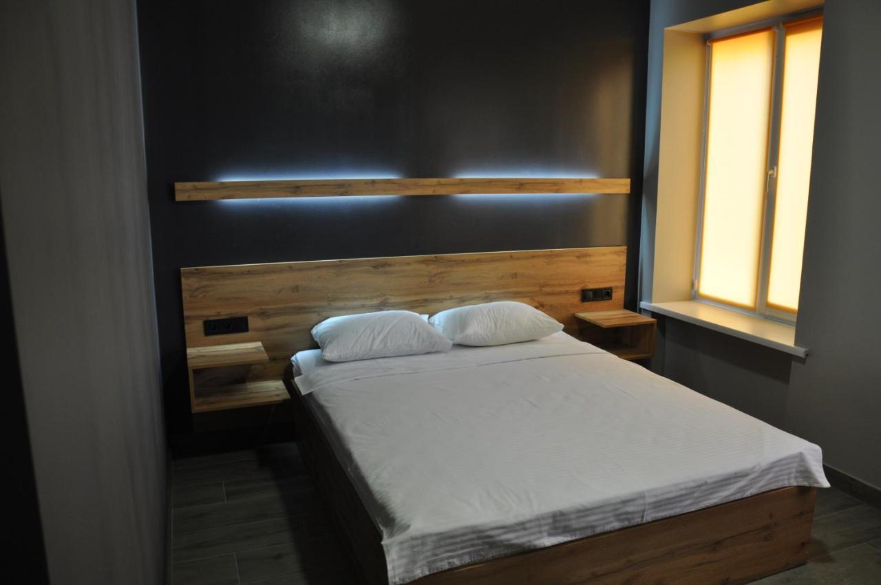 Full House Capsule Hostel Rivne Ngoại thất bức ảnh A bedroom