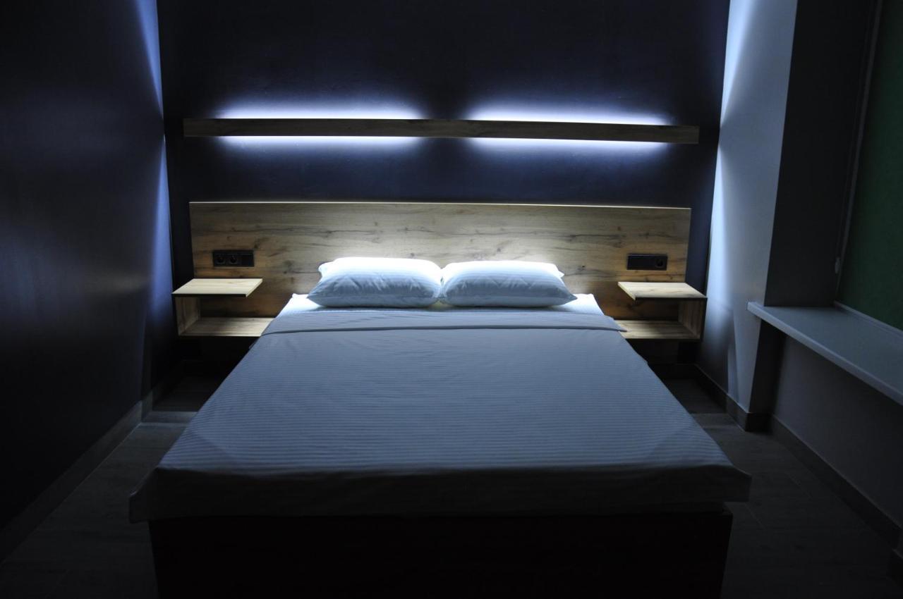 Full House Capsule Hostel Rivne Ngoại thất bức ảnh A bedroom