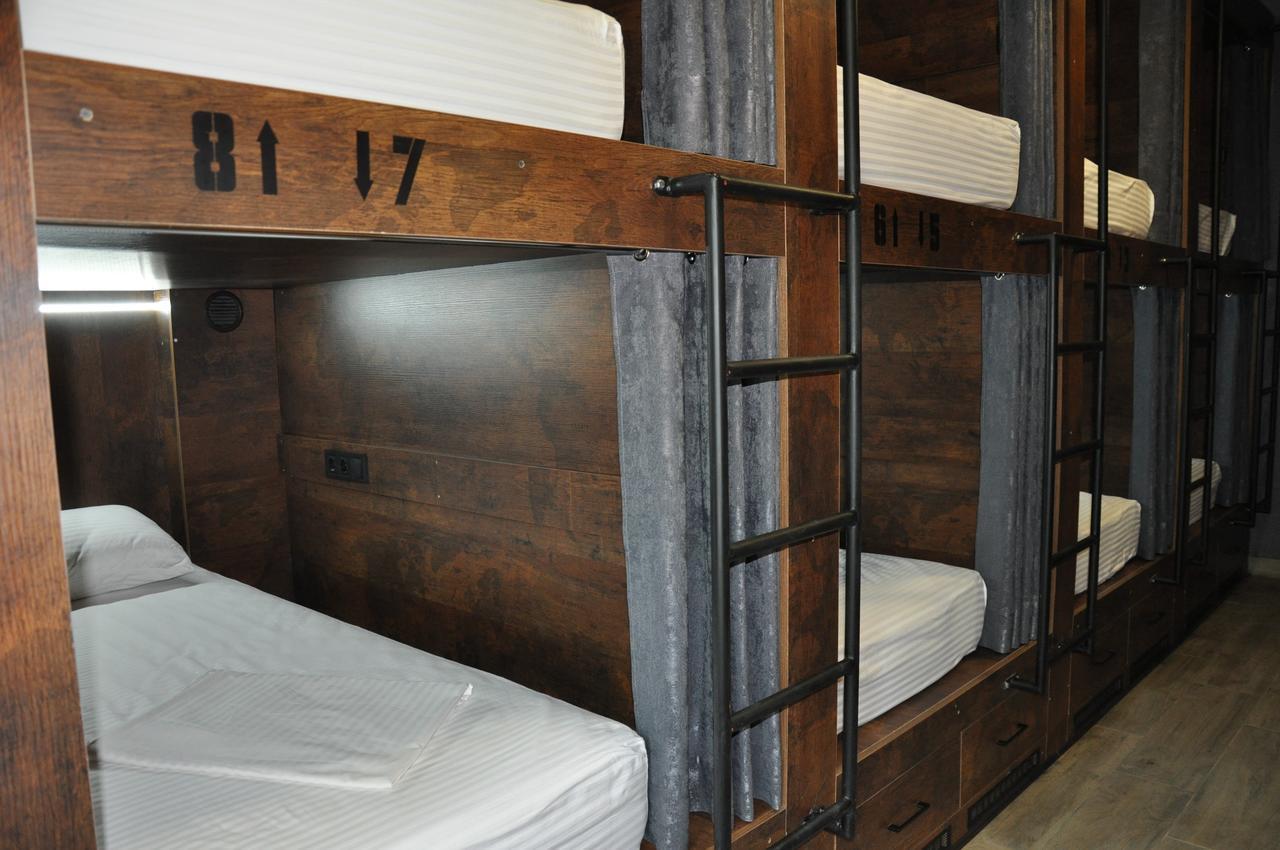 Full House Capsule Hostel Rivne Ngoại thất bức ảnh Bunk beds in a hostel