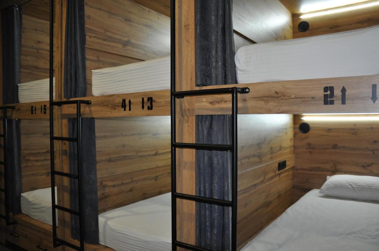 Full House Capsule Hostel Rivne Ngoại thất bức ảnh Hostel beds