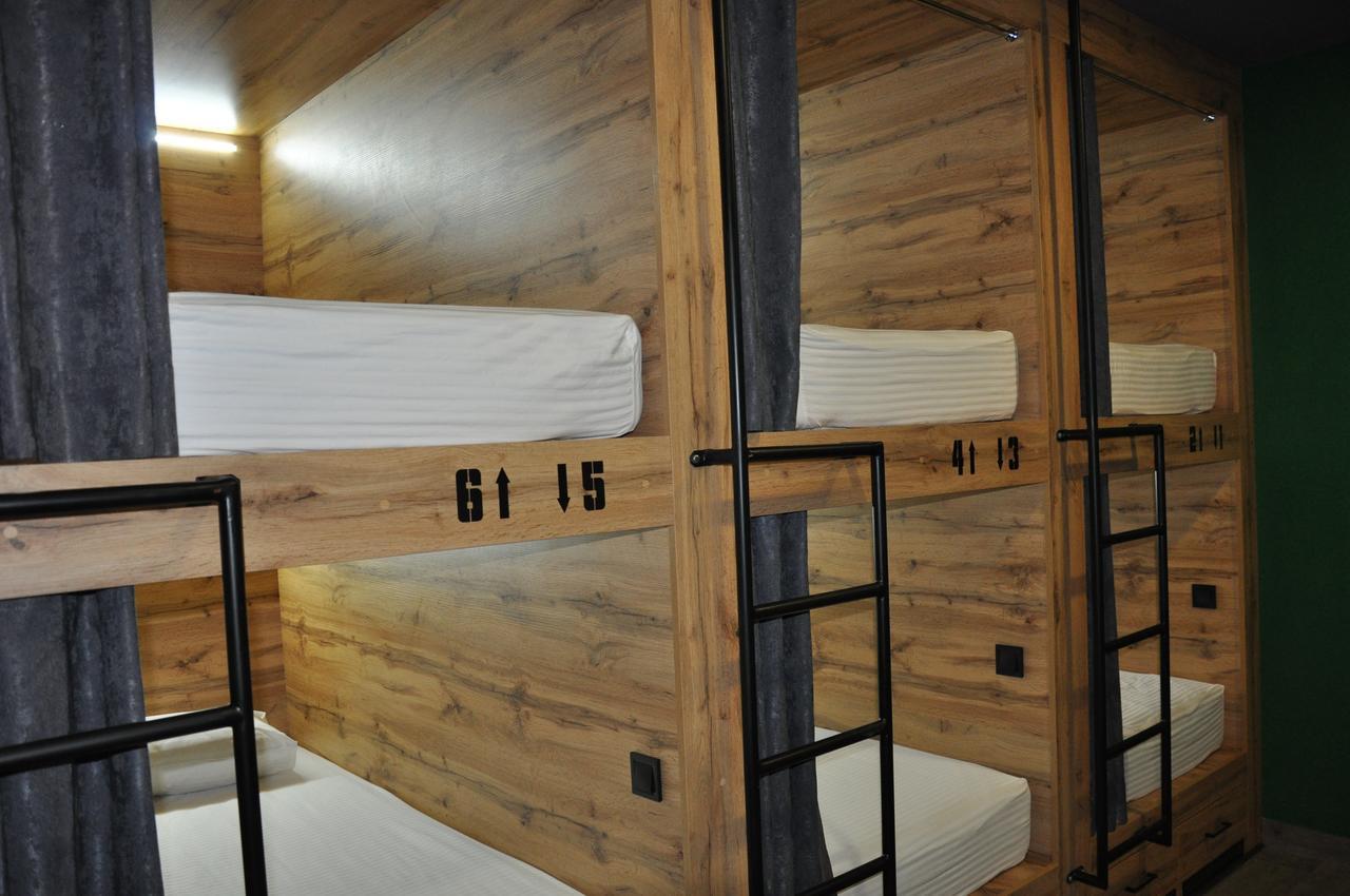 Full House Capsule Hostel Rivne Ngoại thất bức ảnh Bunk beds in a hostel
