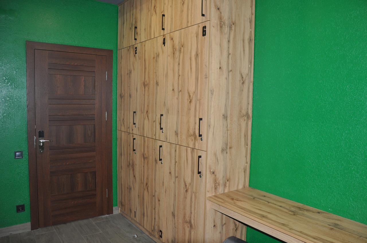 Full House Capsule Hostel Rivne Ngoại thất bức ảnh A locker room