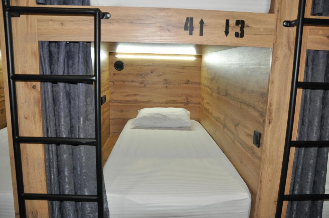 Full House Capsule Hostel Rivne Ngoại thất bức ảnh A capsule bed