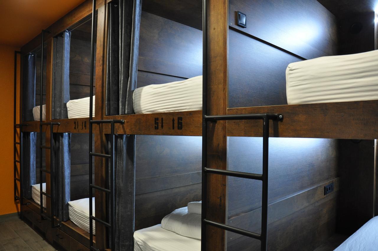 Full House Capsule Hostel Rivne Ngoại thất bức ảnh A capsule hotel in Tokyo