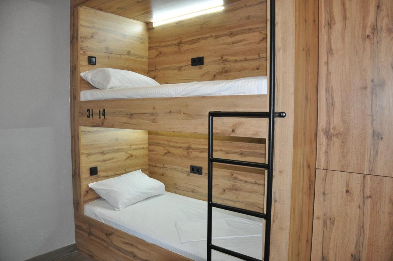 Full House Capsule Hostel Rivne Ngoại thất bức ảnh A bunk bed
