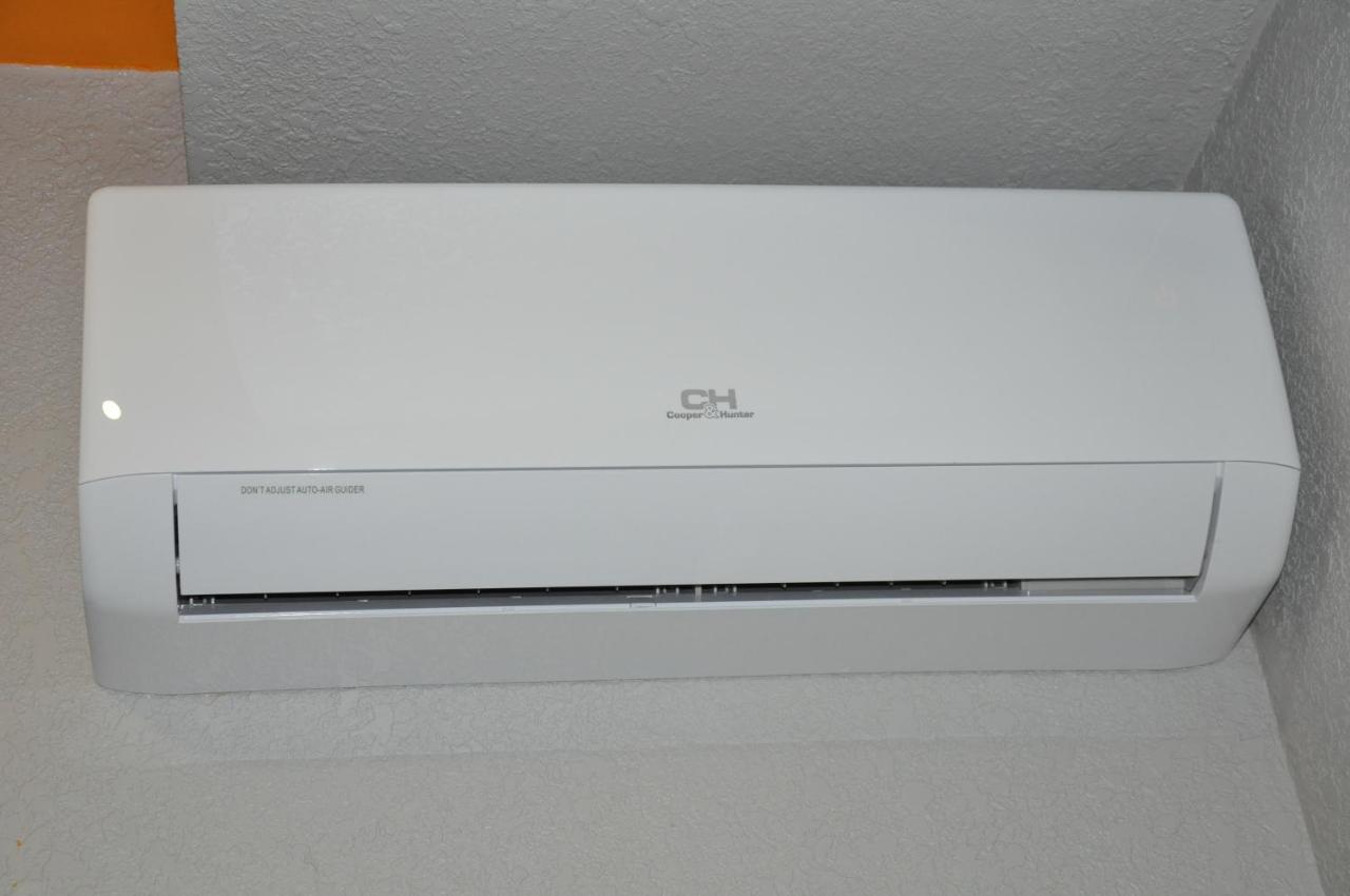 Full House Capsule Hostel Rivne Ngoại thất bức ảnh A wall-mounted air conditioner