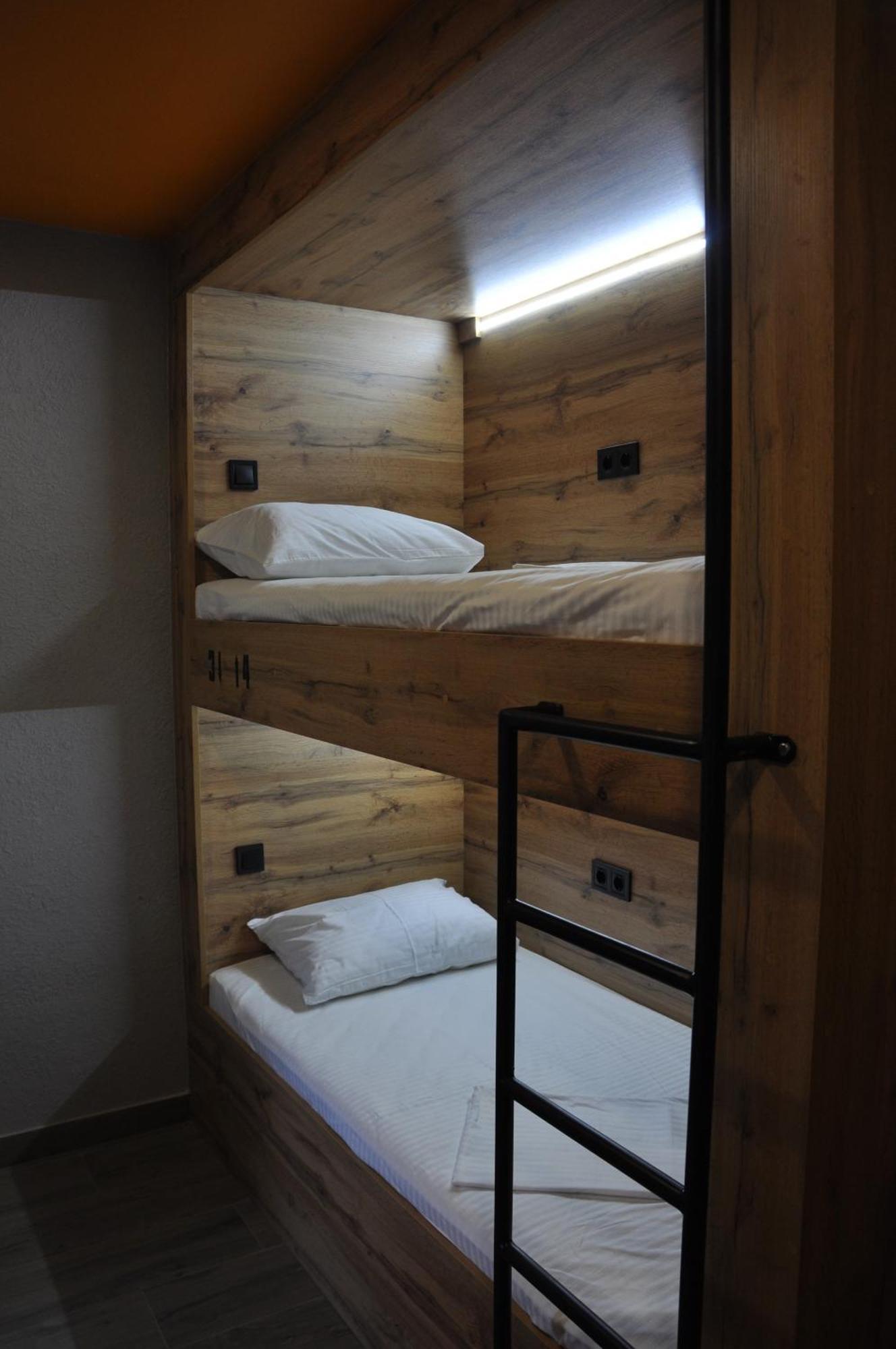 Full House Capsule Hostel Rivne Ngoại thất bức ảnh Hostel beds