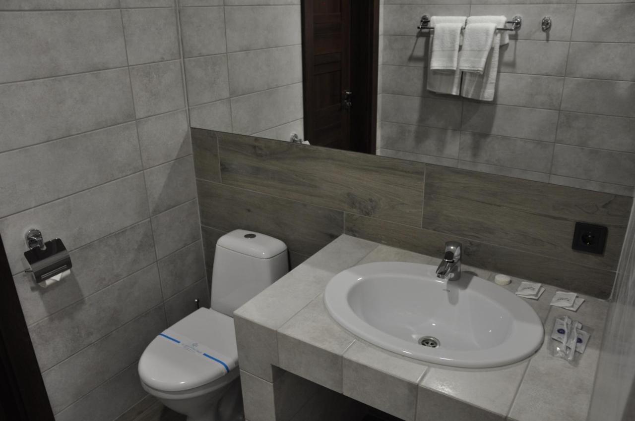 Full House Capsule Hostel Rivne Ngoại thất bức ảnh Bathroom
